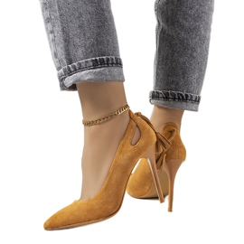 Salto marrom com recortes decorativos de Anthe