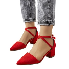 Bombas vermelhas no posto Hyde vermelho