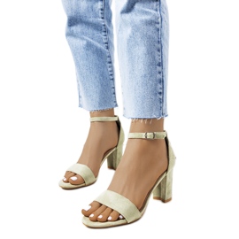 Sandálias verdes em um poste Karella