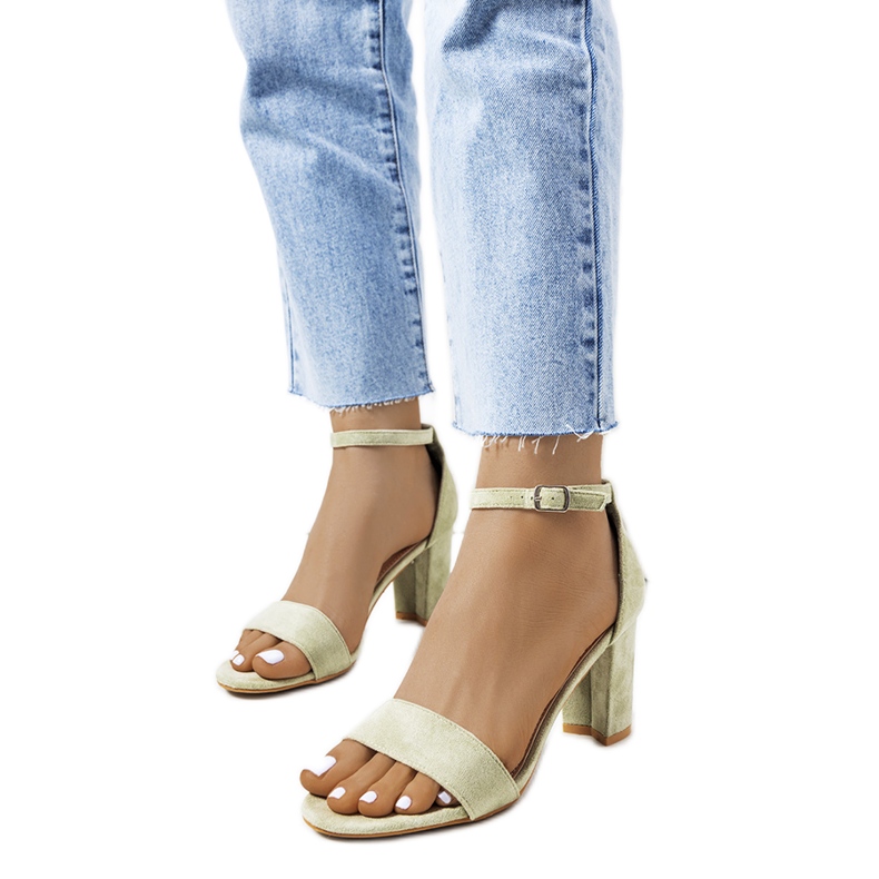 Sandálias verdes em um poste Karella