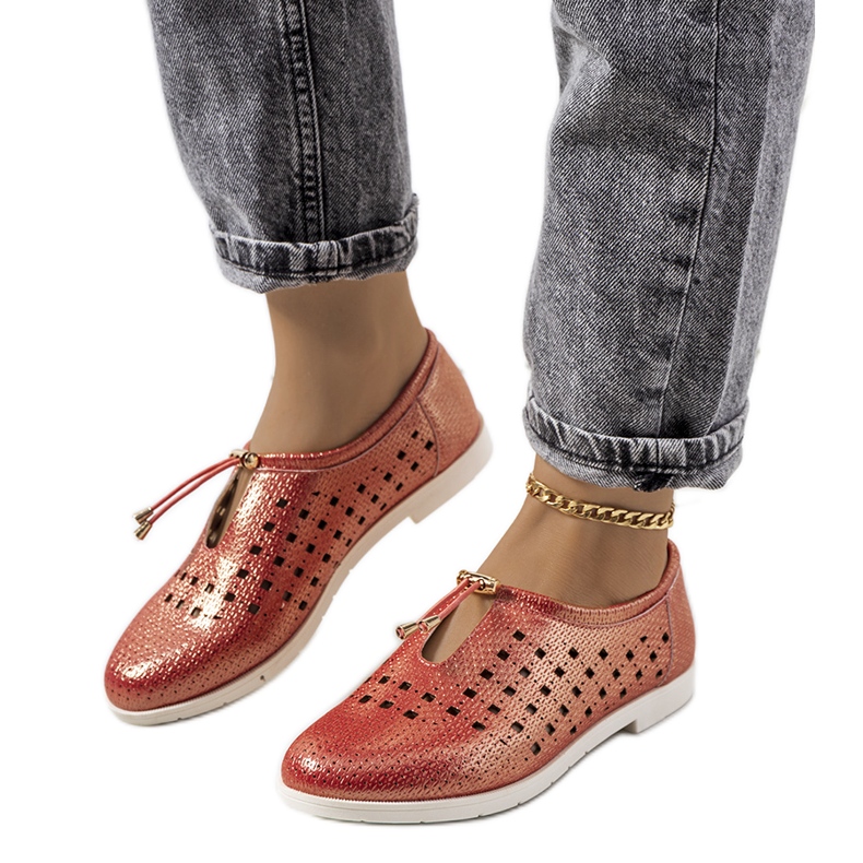 Os sapatos vermelhos a céu aberto da Cassinia castanho