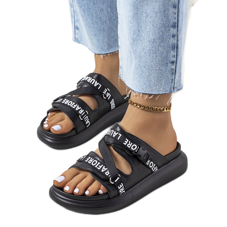 Chinelos pretos na plataforma