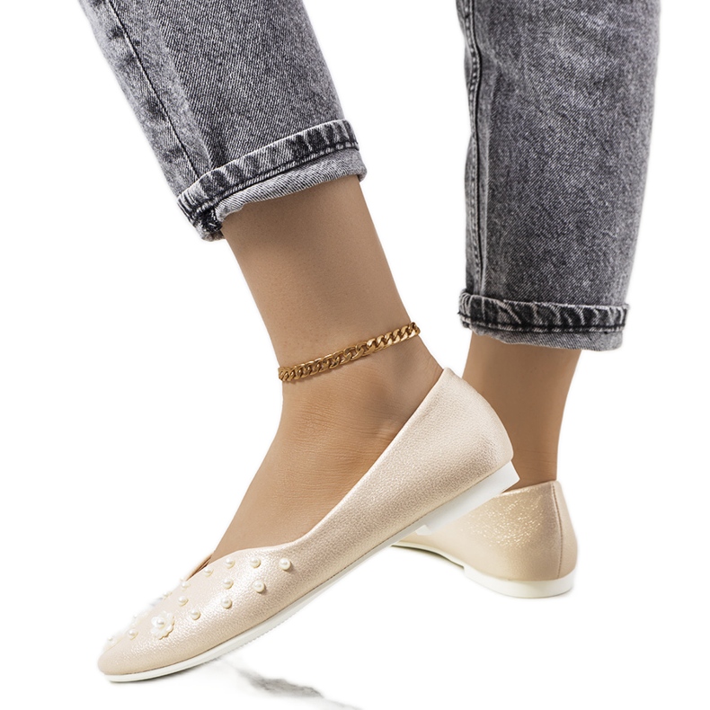 Bailarinas douradas recortadas em seda dourado