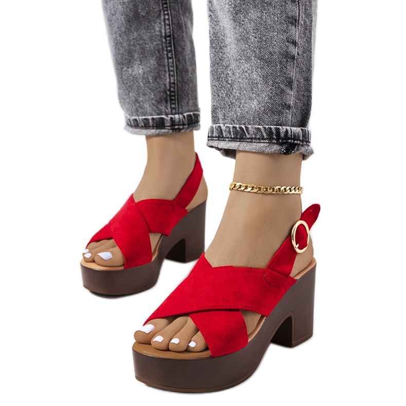 Sandálias vermelhas na plataforma da Capela vermelho