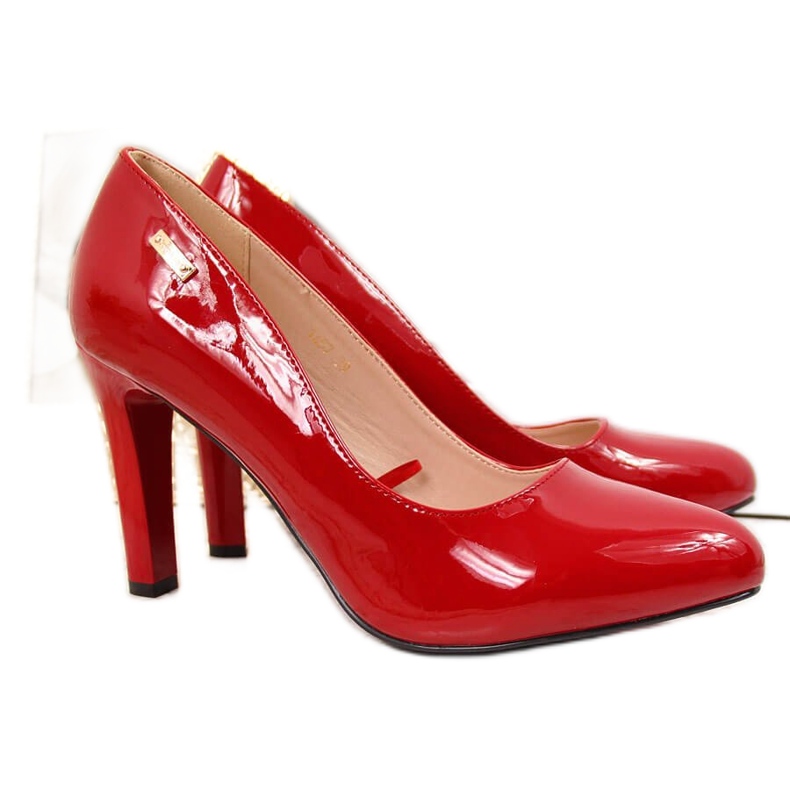 Bombas vermelhas lacadas no poste Sergio Leone vermelho