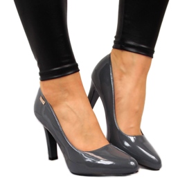 Bombas lacadas em um poste cinza Sergio Leone