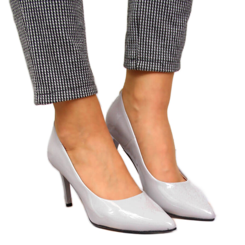 Bombas em um salto lacado cinza Juma