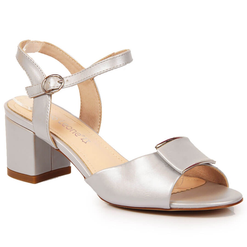 Sandálias prateadas no poste por Sergio Leone bege