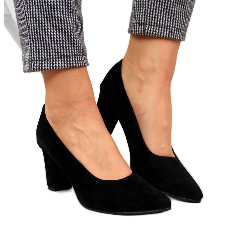 Bombas no poste de camurça preta Monique preto