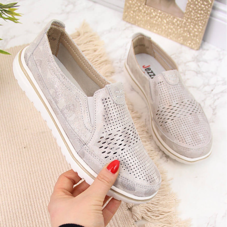 Sapatos femininos de couro vazado dourado Jezzi