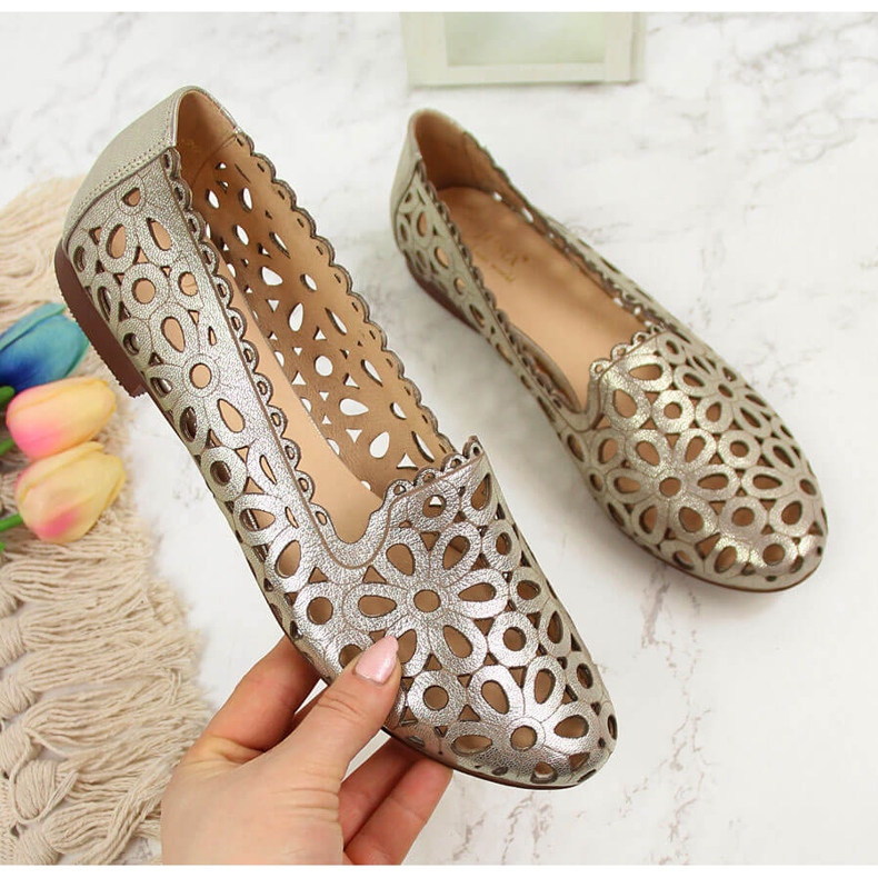 Sapatos femininos de couro vazado dourado Juma