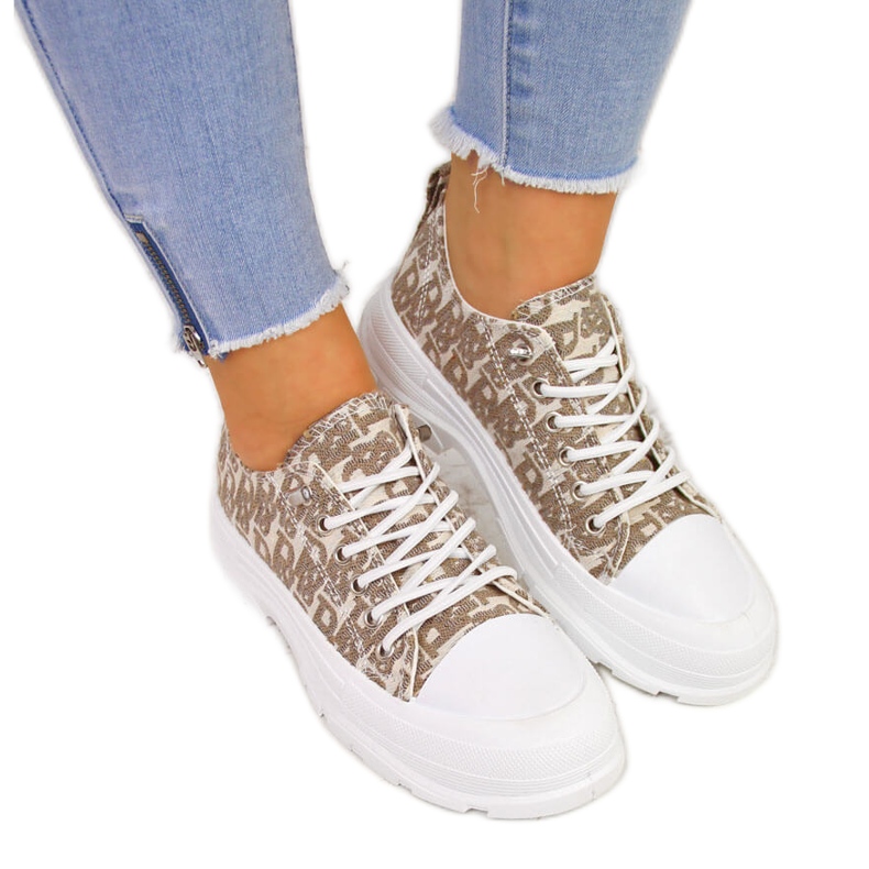 Tênis feminino bege na plataforma com inscrições Sabatina