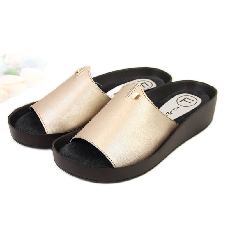 Chinelos de couro plataforma dourada de mulher Filippo dourado