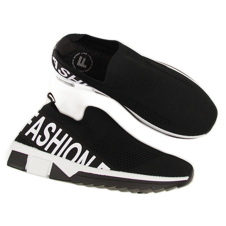 As meias esportivas femininas deslizam nos sapatos pretos Filippo