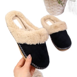 Chinelos femininos pretos Cloxx em casa com pele