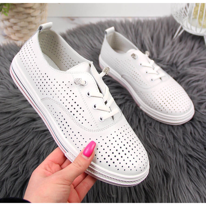 Sapatos femininos de couro vazado branco Vinceza