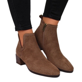 Botas de mulher marrons Vinceza openwork em um bloco castanho Botas de mulher marrons Vinceza openwork em um bloco castanho