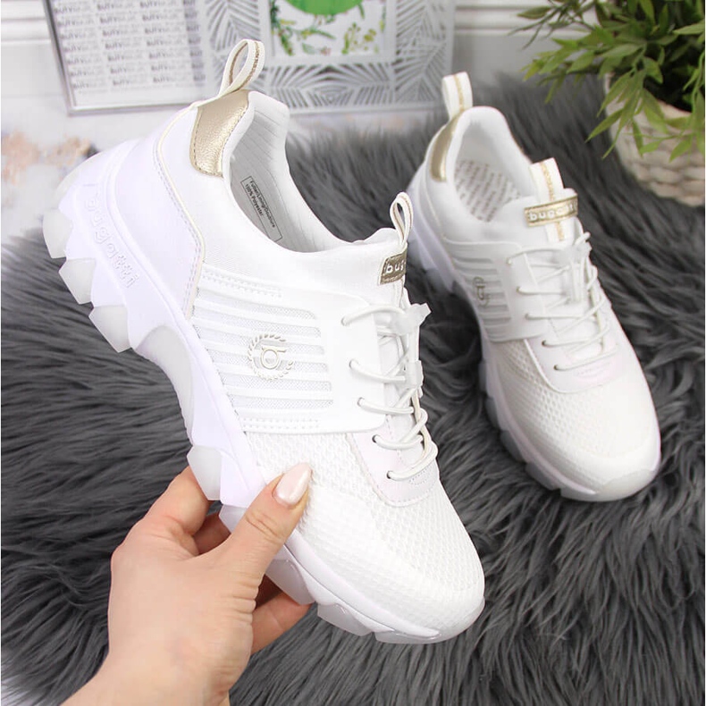 Tênis feminino na plataforma branca Bugatti