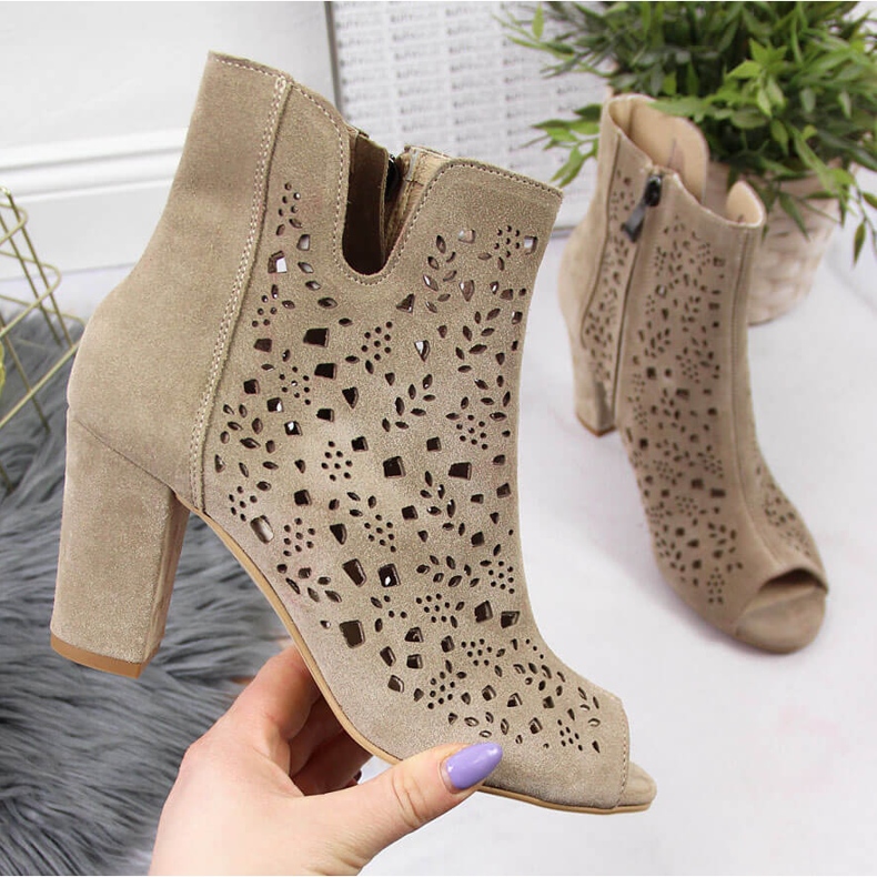 Botas femininas de couro vazado no poste Juma bege