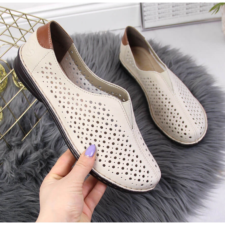 Sapatos femininos de couro vazado bege Rieker 48457