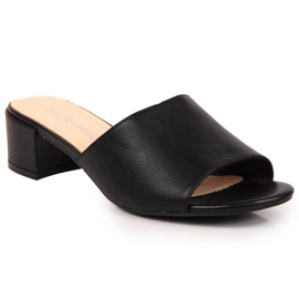 Chinelos pretos femininos em um bloco de Sergio Leone