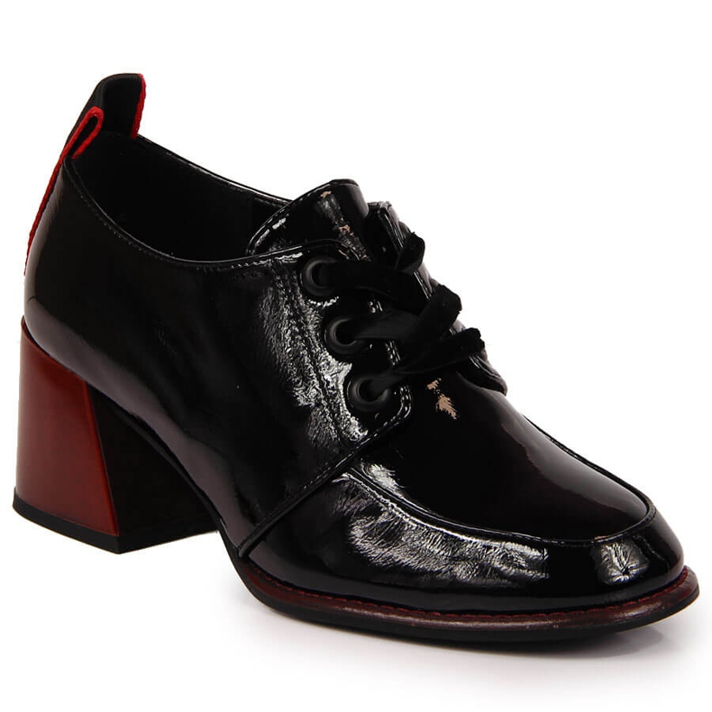 Sapatos femininos de couro em um bloco preto Filippo