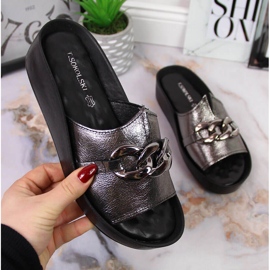 Chinelos femininos de couro com corrente prateada T.Sokolski