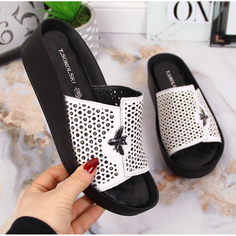 Chinelos de couro branco vazado de mulher T.Sokolski