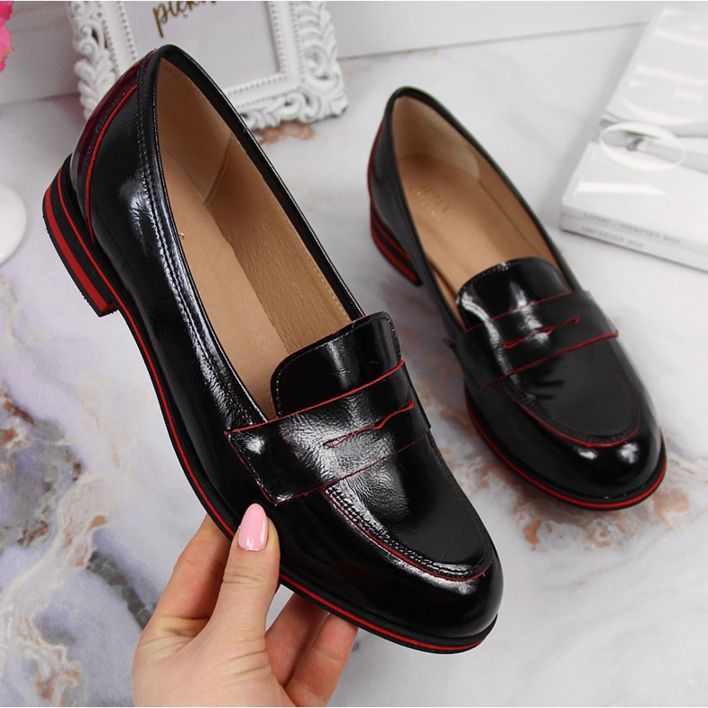 Sapatos femininos em couro lordsy lacado preto Juma