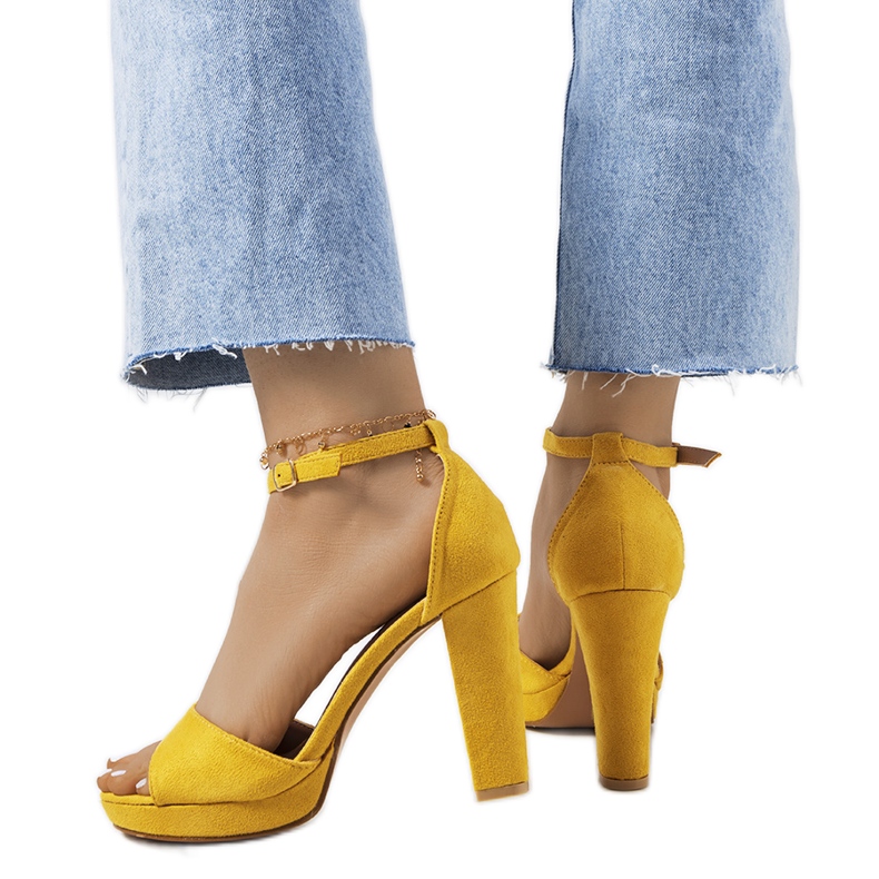 Sandálias amarelas no posto Saldana amarelo