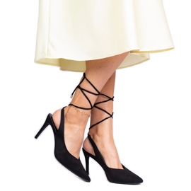 Salto alto preto com salto aberto