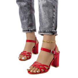 Sandálias vermelhas em um post Dolling vermelho Sandálias vermelhas em um post Dolling vermelho