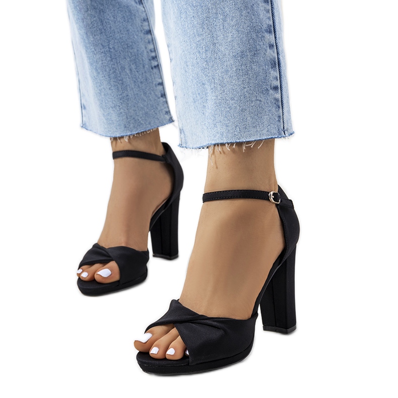 Sandálias pretas no poste Larana preto