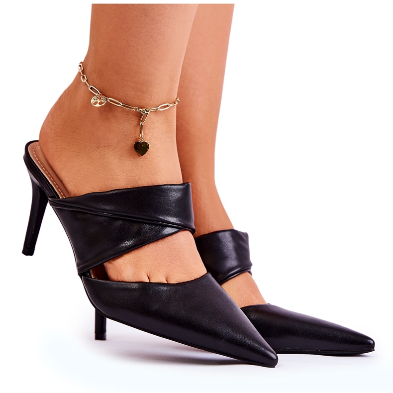 Chinelos de couro em um Aveline preto