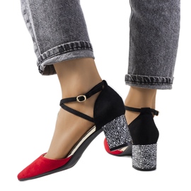 Bombas vermelhas e pretas no poste Kittie preto vermelho Bombas vermelhas e pretas no poste Kittie preto vermelho