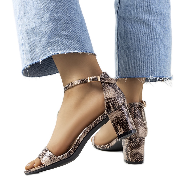 Sandália bege em poste com motivo cobra Azevedo