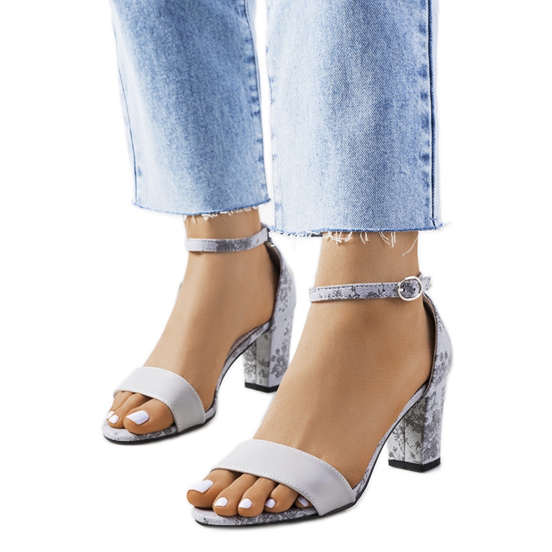 Sandálias cinzentas em um poste Ragland cinza