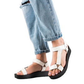 Cm Paris Sandálias brancas na plataforma branco preto