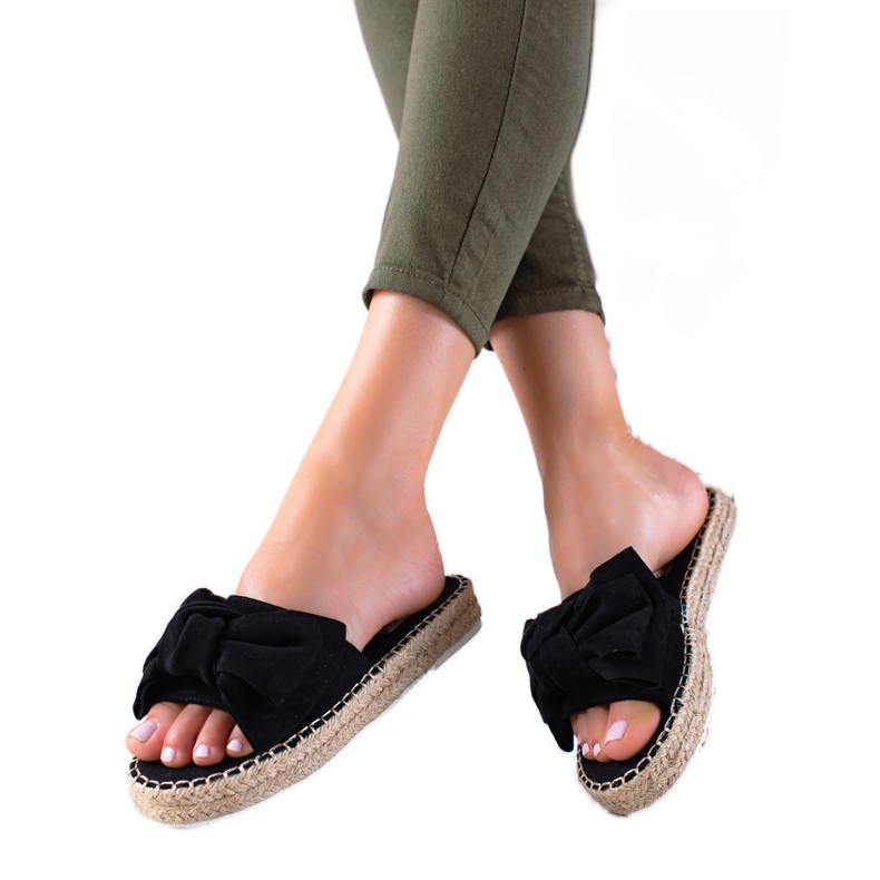 TRENDI Chinelos em uma plataforma de palha preto