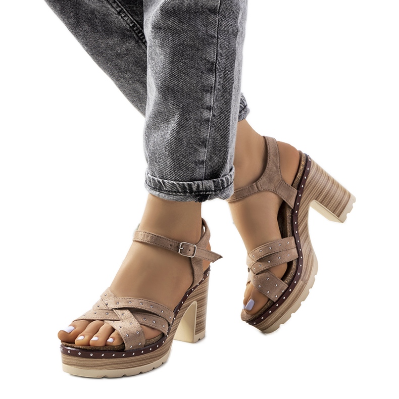 Sandálias bege no poste do Sied