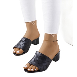 Chinelos de tecido preto no poste Verdun