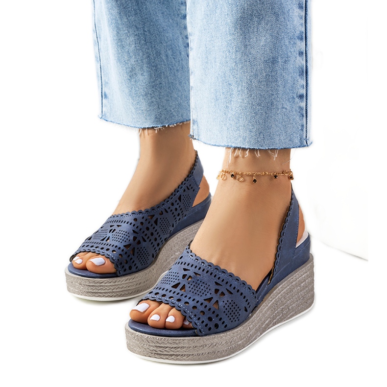 Sandálias a céu aberto azul marinho em uma Bíblia de cunha