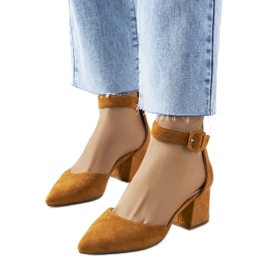 As bombas marrons de Jill marrom