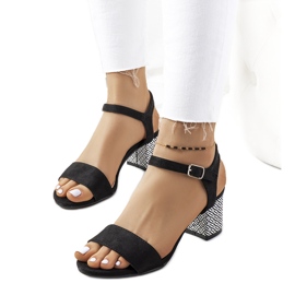 Sandálias pretas em um poste Jimenez branco preto