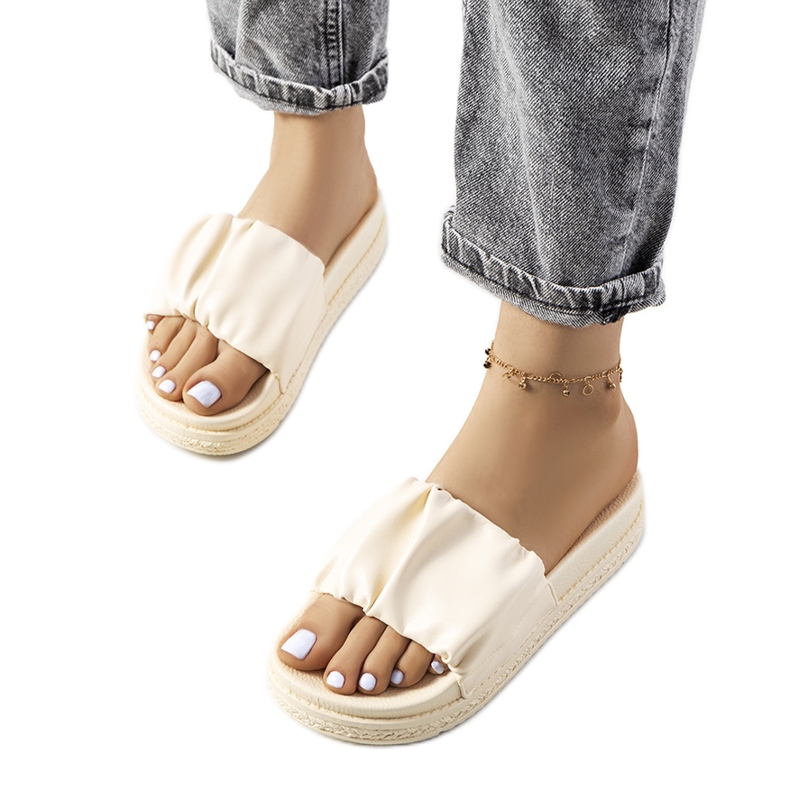 Chinelos bege na plataforma Baldwin