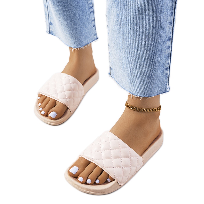 Os chinelos acolchoados rosa da Kate