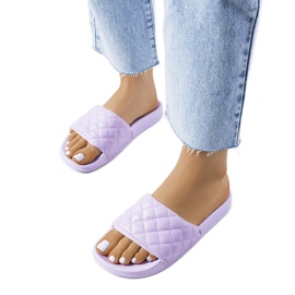 Os chinelos acolchoados roxos da Kate