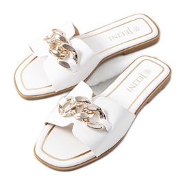 Chinelos brancos elegantes com uma corrente Mary