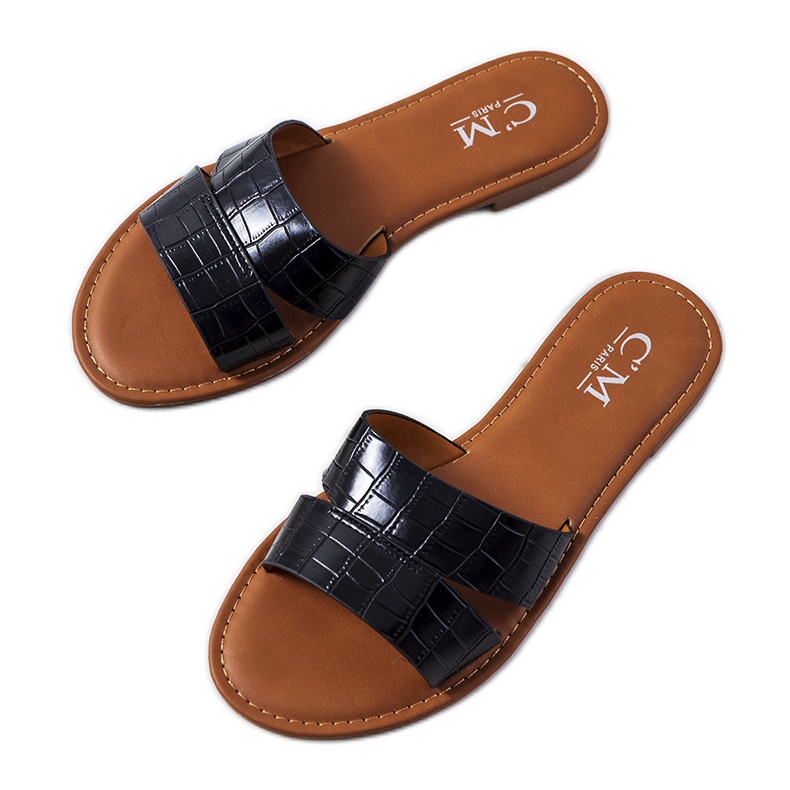 Os elegantes chinelos pretos de Mila