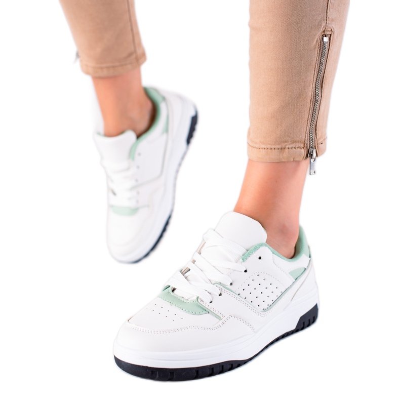 DK Tênis esportivos na plataforma verde